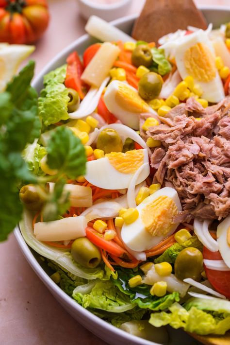 best Ensalada mixta recipe by the mediterranean fork International Salads, Peasant Salad, Budha Bowls, Eating Simple, Salad Design, Mix Salad, Peasant Food, Romaine Lettuce Salad, Spanish Dishes