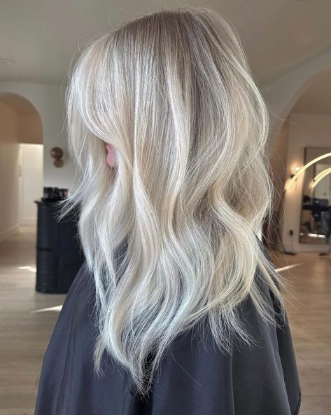 29 Winter Blonde Hair: Inspiring Ideas for the Cold Season Brown Hair With Blonde Balayage, Winter Blonde Hair, Ashy Blonde Hair, Fall Blonde Hair Color, Winter Blonde, Brown To Blonde Ombre, Bright Blonde Hair, Fall Blonde Hair, Blonde Hair Ideas