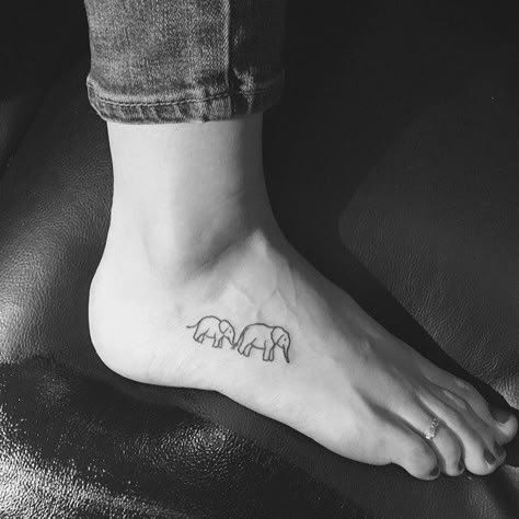 Mom Tattoo Design, Tattoos Elephant, Mother And Baby Tattoo, Baby Elephant Tattoo, Tattoo Elephant, Island Tattoo, Dragons Tattoo, Elephant Tattoo Design, Mom Tattoo Designs