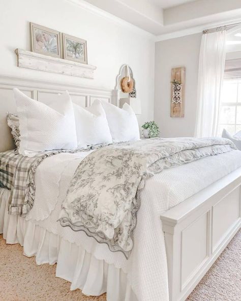 We could all use some warmth and snuggly vibes when it's cold outside. Check out these super easy and inexpensive ways to get it. Checkered Sheets, White Sleigh Bed, Off White Bedrooms, White Coverlet, White Bedspreads, Cottage Charm, White Comforter, White Carpet, Beige Pattern