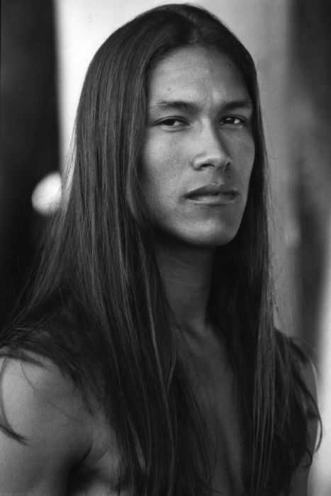 Native American...he is beautiful. Cherokee Indian Tattoos, Cherokee Indian, Native American Men, 얼굴 드로잉, Indian Tattoo, Terry Pratchett, Neil Gaiman, People Of The World, Long Hair Styles Men