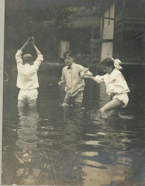 1910s Aesthetic, Retro Pics, Funny Vintage Photos, Vintage Foto's, Ordinary Life, Children Playing, Foto Vintage, Old Photographs, Poses References