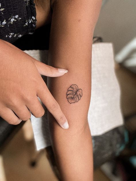 Flash Plant Tattoo, Small Monstera Leaf Tattoo, Plant Tattoo Monstera, Hawaii Plant Tattoo, Plant Small Tattoo, Thai Constellation Monstera Tattoo, California Tatoos Ideas, Small Palm Leaf Tattoo, Plumeria And Monstera Tattoo