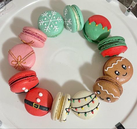 Diy Macaroons Ornaments, Christmas Themed Macarons, Christmas Maccarone, Nutcracker Macarons, Winter Macaron Flavors, Santa Macarons, Princess Macarons, Christmas Macarons Decoration, Christmas Macarons Flavors