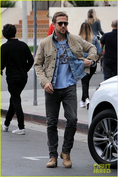 Ryan Gosling in Los Angeles 25 May, 2017 Ryan Gosling Style, Райан Гослинг, Mens Fashion Rugged, Herren Outfit, Ryan Gosling, Black Men Fashion, Mens Winter Fashion, Fashion Images, Men's Wardrobe