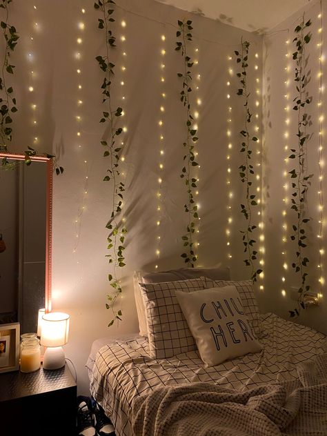 Easy Room Decor, Diy Room Decor For Teens, Fairy Lights Bedroom, Home Decor Aesthetic, Cute Diy Room Decor, Small Room Decor, Dorm Room Inspiration, Wallpaper Home Decor, Dekorasi Kamar Tidur