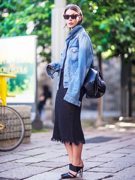 Sleeves too long? No worries, they add a playful touch  to a dressy outfit // #streetstyle Oversized Denim Jacket Outfit, Denim Jacket Trend, Style Désinvolte Chic, Black Crochet Dress, Walking Down The Street, Denim Jacket Outfit, Mode Jeans, Oversized Denim Jacket, Jacket Outfit