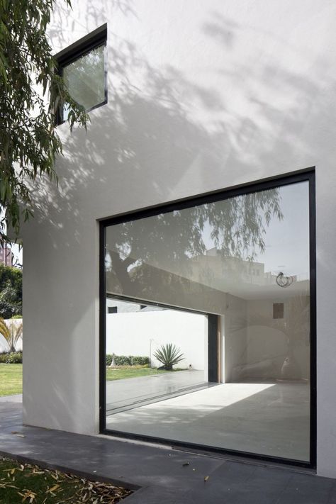 AR House, Atizapán de Zaragoza, Mexico by Lucio Muniain et al Architects Hus Inspiration, Design Exterior, Minimalist Architecture, Architecture Exterior, Glass Doors, Contemporary Architecture, 인테리어 디자인, Interior Architecture Design, My Dream Home