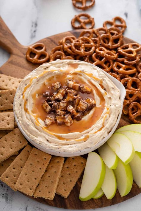 Easy Dinner Snacks Appetizers, Easy Party Crockpot Food, Dessert Party Dips, Fall Hosting Snacks, Snickers Dip Recipe, Dips For Dip Night, Friends Giving Dessert, Fall Pitch In Food Ideas, Snickers Apple Dip