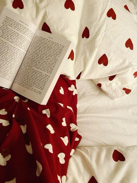 Subtle Romantic Touches to Your Bedding for Valentine’s Day Vibes 💗 | Room Decor Tips | Ever Lasting Blog Maroon Bedding Aesthetic, Red Cozy Aesthetic, Cherry Red Bedroom Aesthetic, Cherry Red Room Aesthetic, Red Coquette Bedroom, Cherry Room Aesthetic, Red Coquette Room, Red Bed Set, Vibes Room Decor