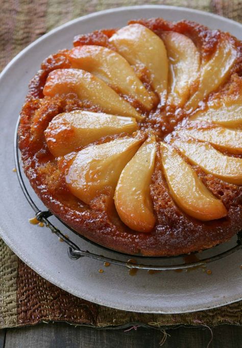 Upside down caramel pear cake Pear Cake Recipes, Caramelized Pear, Pear Upside Down Cake, Pooch Workout, Beautiful Baking, Caramel Pears, Pear Dessert, Pear Cake, Kolaci I Torte