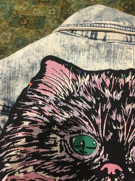 T-Shirt Graphic Into Back Patch  •  Free tutorial with pictures on how to make a patches in under 60 minutes Jean Jacket Diy, Cut Hoodies, Sewing Tshirt, Shirt Makeover, Cut Up Shirts, Bleach Pen, Diy Denim Jacket, Diy Tank, Tshirt Makeover