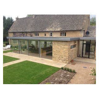 Country Farmhouse Exterior, Small Stone Cottage, Cottage Patio, Bungalow Extensions, Cottage Extension, Flat Roof Extension, Cotswold Stone, Stone Exterior Houses, Stone Farmhouse