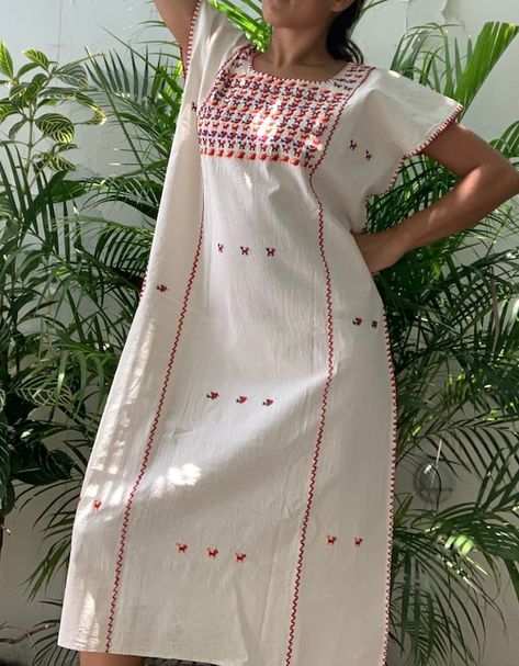 huipil - Google Search Embroidered Mexican Dress, Oaxaca Mexico Outfits, Mexican Women Fashion, Mexican Aesthetic Outfits, Huipil Outfit, Modern Mexican Fashion, Traditional Mexican Clothing, Huipil Pattern, Mexican Clothing Style