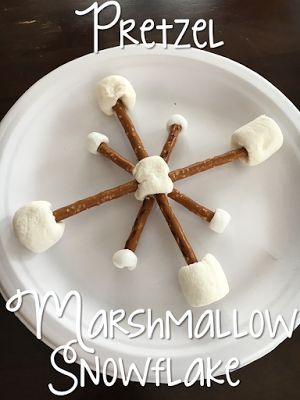 Snowflake snack for snacktime or a winter celebration. Kiddos could make their own! Snowflake Snacks, Winter Preschool Crafts, Marshmallow Snowflake, Schnee Party, Snow Ideas, Preschool Cooking, Winter Snack, Winter Unit, Preschool Winter