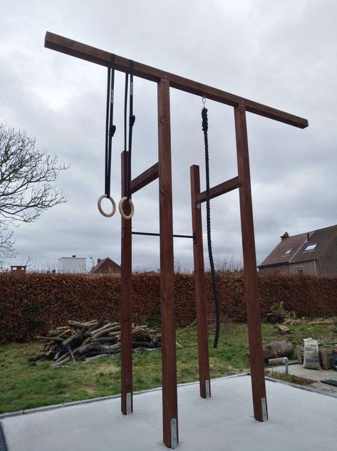 CrossFit Rack, rope climb, muscle up rings and pull up bar (Rogue). Made of 4m high oregon wood. Crossfit Outdoor Gym, Outdoor Pull Up Bar Diy, Jump Rope Aesthetic, Outdoor Pull Up Bar, Outdoor Home Gym, Crossfit Home Gym, Calisthenics Gym, Backyard Gym, Rope Climb