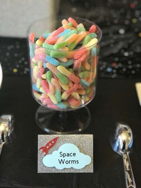 Space Birthday Party Ideas, Alien Birthday Party, Space Party Favors, Outer Space Baby Shower, Outer Space Birthday Party, 4de Verjaardag, Space Party Decorations, Alien Party, Astronaut Party