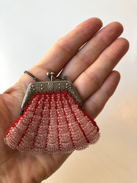 Vintage Beaded Bag, Vintage Purse Aesthetic, Beaded Coin Purse, Diy Bag Designs, Diy Roses, Creative Embroidery, Beaded Handbag, Fancy Bags, Vintage Purses