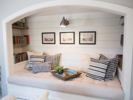 Chip and Joanna Gaines help a California couple, looking to settle in Waco, create a distinctive home with lots of space, light and a creative cottage vibe. Casa Rock, Bed Nook, Small Bedrooms, Magnolia Homes, Cozy Reading Nook, Cozy Nook, Joanna Gaines, Remodel Bedroom, Trendy Home