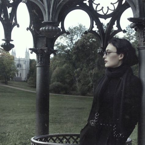 Goth Bookworm Aesthetic, Gothic Study Aesthetic, Vampire Librarian, Gothic Librarian, Goth Academia Aesthetic, Dark Academia Witch, Cottage Goth, Goth Academia, Gothic Dark Academia