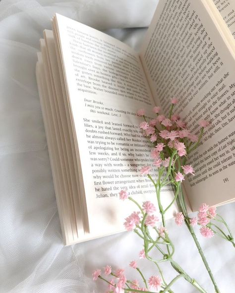 Book Wallpaper Aesthetic, Wallpaper Aesthetic Vintage, Wallpers Pink, Romantic Academia, Soft Pink Theme, Pink Books, Book Wallpaper, Yellow Pages, Books Aesthetic