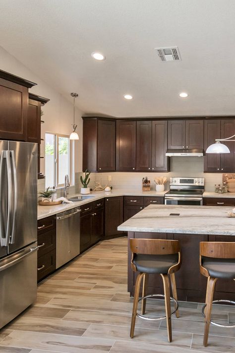 Kitchen With Black Walls, Dark Brown Kitchen Cabinets, Brown Kitchen Ideas, Mahogany Kitchen, Brown Kitchen Designs, Ugly Kitchen, Dark Wood Kitchen Cabinets, Kitchen Remodeling Ideas, Airbnb Ideas