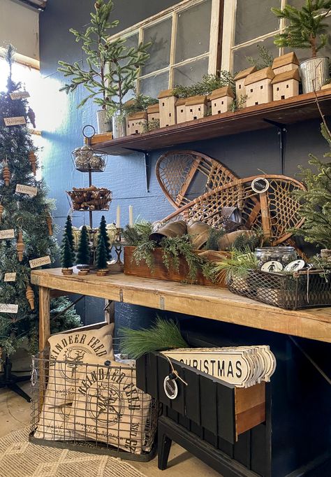 Vintage Christmas Market Display, Decorating Antique Booth For Christmas, Vintage Christmas Antique Booth, Displaying Vintage Christmas Ornaments, Winter Booth Display, Winter Booth Ideas, Winter Antique Booth Ideas, Vintage Booth Christmas Display Ideas, Christmas Decorating With Antiques