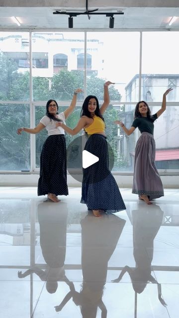 Navratri Dance, Dance Bollywood, Garba Navratri, Online Dance Classes, Garba Dance, Navratri Garba, Easy Dance, Mahira Khan, Dance Lover