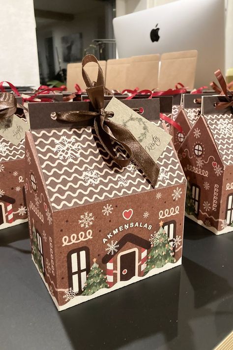 Gingerbread House Packaging, Gingerbread House Gift Boxes, Christmas Box Packaging, Hampers Packaging, Xmas Gift Baskets, Box Packaging Templates, Xmas Hampers, House Gift Box, Gift Wrapping Station