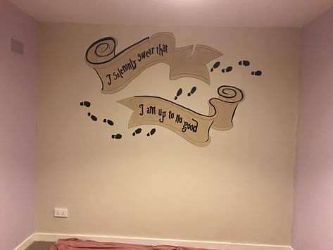 Harry Potter Themed Wall, Harry Potter Nursery Wall, Harry Potter Wall Painting, Harry Potter Theme Room, Harry Potter Art Projects, Harry Potter Themed Bedroom, Harry Potter Themed Room, Harry Potter Wall Decor, Harry Potter Bedroom Decor