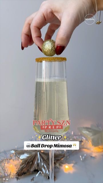 Glitter Ball Drop Mimosa, New Years Mimosa Recipe, New Years Mimosa, Champagne New Years Drinks, Glitter Mimosa, Nye Cocktails, Glitter Cocktails, Nye Drinks, Bartending 101