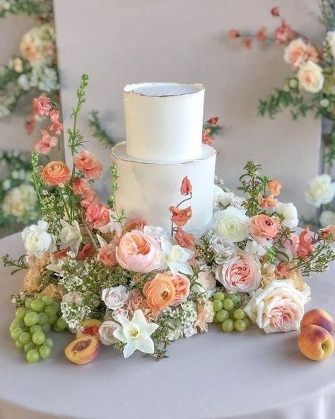 Fruit Wedding, Flowers Home Decor, Instagram Cake, Classic Wedding Cake, Floral Aesthetic, Wedding Cake Table, Wedding Table Flowers, Wedding Inspiration Summer, White Wedding Cake