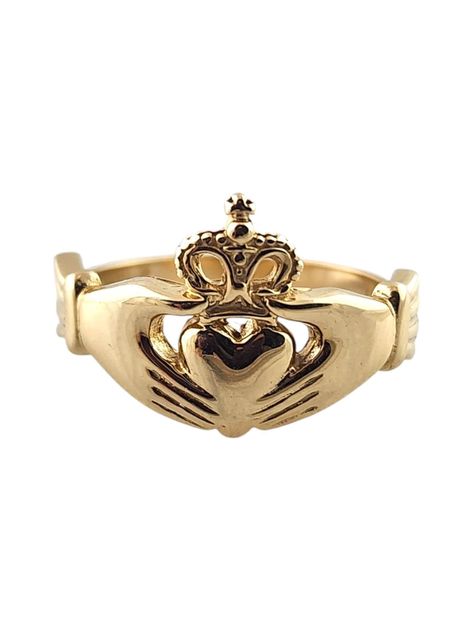 14 Karat Yellow Gold Claddagh Ring Size 7

This gorgeous claddagh ring was meticulously crafted from 14K yellow gold and will look gorgeous on anybody!

Ring size: 7

https://www.etsy.com/listing/1793654866/14-karat-yellow-gold-claddagh-ring-size

#Jewelry #Ring #Gold Diamond Claddagh Ring, Mens Claddagh Ring, Gold Claddagh Ring, Irish Ring Claddagh, Contemporary Engagement Rings, Claddagh Ring, Hands Holding, Claddagh Rings, Contemporary Ring