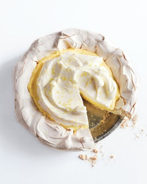 Upside-Down Lemon Meringue Pie Upside Down Desserts, Baked Meringue, Meringue Pie Recipes, Lemon Curd Recipe, Whoopie Pie, Mince Pie, Lemon Meringue Pie, Coconut Whipped Cream, Meringue Pie