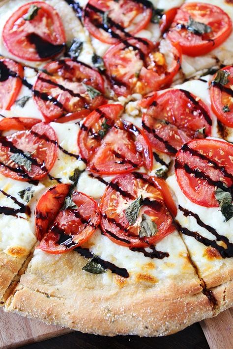 Caprese Pizza, Pizza Vegetariana, Recipes Pizza, Pasta Per Pizza, Pizza Fatta In Casa, Pizza Sandwich, Classic Pizza, Balsamic Reduction, Vegetarian Pizza