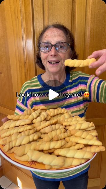 Maddie and Nonna Fina on Instagram: "These biscuits are as cute as Nonna 😍   #italianfood #italian #biscuit #biscotti #cookie #baking #nonna #easyrecipes" Italian Twist Cookies, Lemon Twist Cookies, Italian Biscotti Recipe, Italian Cookie Recipe, Italian Lemon Cookies, Lemon Biscotti, Biscotti Biscuits, Lemon Biscuits, Italian Sweets