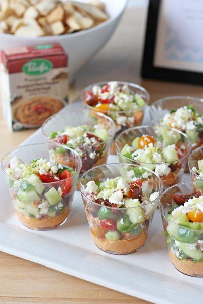 Recipe for individual mediterranean dips. Fun, single-serving dips filled with hummus and greek salad inspired veggies! Mediterranean Dips, Mediterranean Dip, Individual Appetizers, Plateau Charcuterie, Veggie Cups, Summer Food Party, Individual Salads, Party Cooking, Party Food Platters