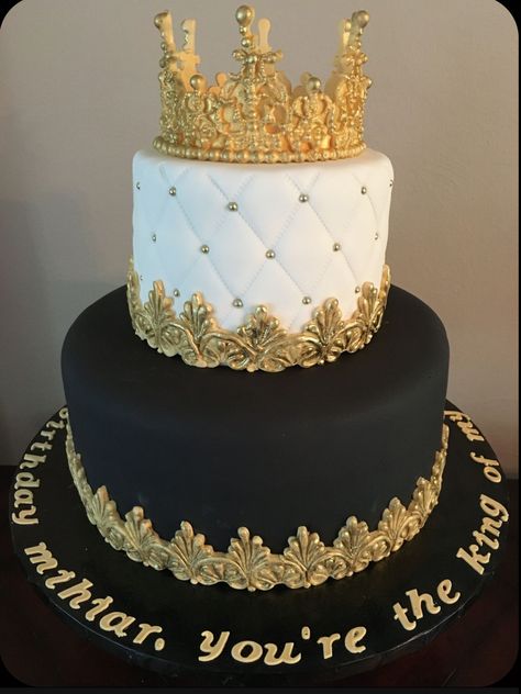 Cakes For Mens Birthday Elegant, Black And Gold Cake With Crown, Quinceanera Cakes Black, Black And Gold Quinceanera Cake, Black And Gold Bday Cake, Cake Ideas Black And Gold, 63rd Birthday Cake, 18th Birthday Cake Gold, Cake Designs Black And Gold