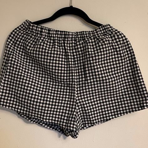 Cute Shorts! Gingham Black/White Hits Just Above Mid Thigh. Plenty Of Coverage. Elastic Waist Band. Size Small No Longer Available. Thrift Bundle, Gingham Outfit, Style Bundle, Black Gingham, Black And White Gingham, Gingham Shorts, Summer 24, Cute Shorts, White Outfits