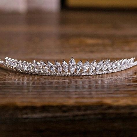 Bridgerton Crown, قلادات متدلية, Bridal Crown Tiara, Bridal Jewels, Tiaras Jewellery, Beautiful Tiaras, Princess Jewelry, Headpiece Jewelry, Its Beautiful