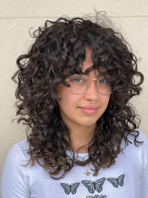 Very Curly Shag Haircut, Loose Coily Hair, Curly Hairstyles Shag, Wolfcut With Bangs Curly Hair, Curly Shag Haircut Black Women, Curly Hair Bangs Layers, Natural Curly Shag Haircut, Curly Kitty Cut, Face Framing Layers Wavy Hair Round Face