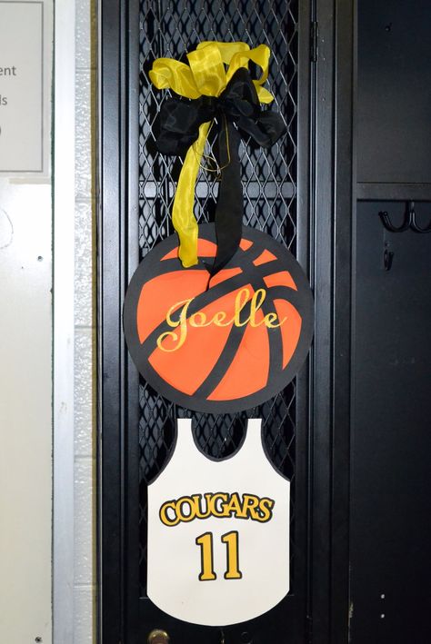 Girl Locker Decorations, Basketball Locker Decorations, Locker Room Decorations, Volleyball Locker, Basketball Crafts, Basketball Senior Night, Locker Signs, Sports Locker, Diy Locker