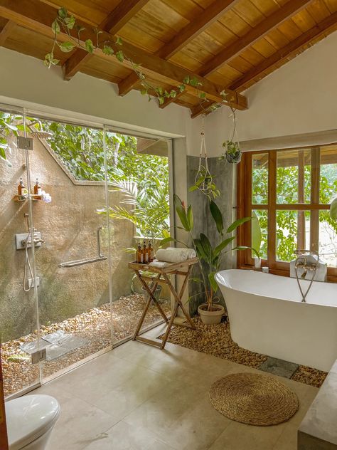 Jungle House Interior, Caribbean House Design, Sri Lanka House, Airbnb Inspiration, Airbnb Interior, Jungle Bathroom, Resort House, Earthy Bathroom, Island Bathroom