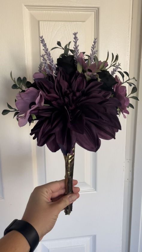 Dark Purple Wedding Theme, Deep Purple Wedding, Dark Purple Bridesmaid Dresses, Dark Purple Wedding, Dark Romantic Wedding, Dark Purple Roses, Purple And Green Wedding, Dark Green Bridesmaid Dress, Simple Wedding Bouquets