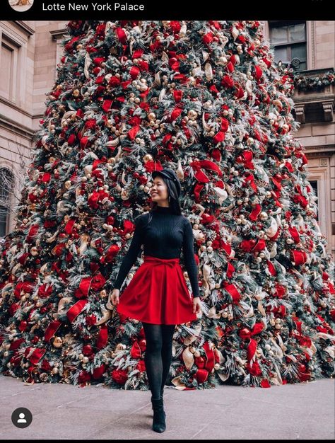 Poses In Front Of Christmas Tree, Euro Winter, Christmas Tree Outside, Christmas Instagram Pictures, Christmas Photo Booth Backdrop, New York City Christmas, Christmas Poses, City Christmas, Christmas Instagram