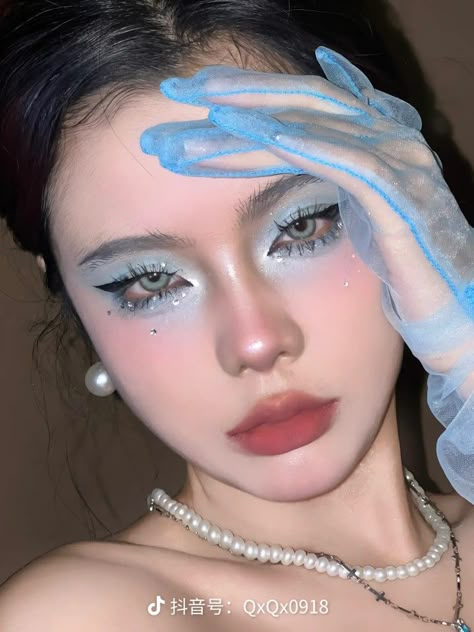 Fairy Makeup Blue, Water Fairy Makeup, Blue Douyin Makeup, Blue White Makeup, Blue Makeup Aesthetic, Mekap Mata, 20 Makeup, Bold Eyeshadow, Barbie Makeup