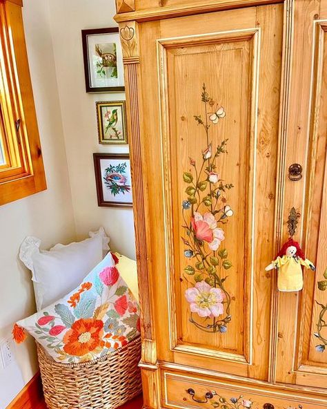 Lodge Style Decorating, 70s Furniture, Painted Wardrobe, Shelf Decor Living Room, Country Cottage Decor, Country Cottage Style, Pine Furniture, Cottage Ideas, Lodge Style