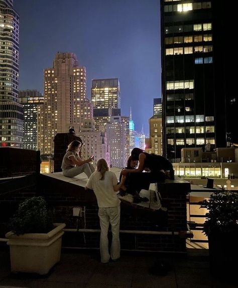 Rooftop Vibes Aesthetic, Nyc Aesthetic Black Women, New York Girl Aesthetic, New York Rooftop, Drømme Liv, Voyage New York, Nyc Summer, Ville New York, Nyc Girl