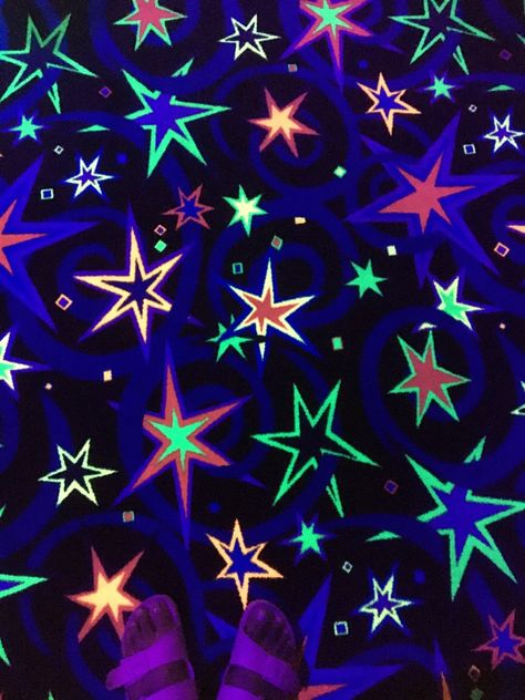 2000s Star Wallpaper, Glowwave Wallpaper, Neon Star Wallpaper, Neon Arcade Aesthetic, Neon Stars Wallpaper, Arcade Background, Arcade Wallpaper, Kidcore Background, Arcade Pattern