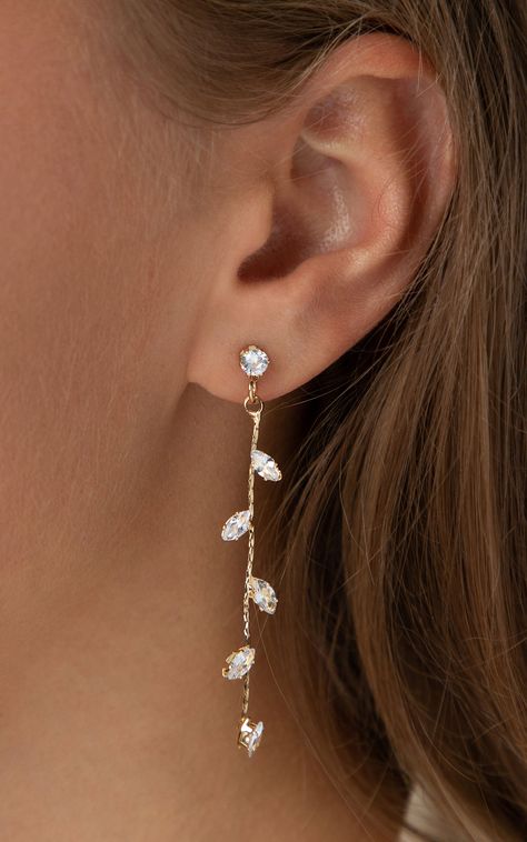 These lovely gold long leaf drop earrings feature cubic zirconia leaf shaped crystals, connected to a long chain to create these stunning earrings. These earrings have a round crystal stud at the start of the earrings. Long Drop Earrings Gold, Farewell Jewellery, Pretty Gold Earrings, Gold Formal Earrings, Formal Jewelry Gold, Prom Jewelry Gold, Long Earrings Outfit, Long Chain Earrings Gold, Interesting Accessories